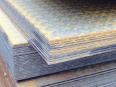 Q235B花紋板 現(xiàn)貨供應(yīng) 規(guī)格齊全 防滑板折彎批發(fā) 鍍鋅花紋板