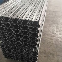 供應貨架立柱重型通廊式倉儲可配送現(xiàn)貨q235菱形孔葫蘆孔立柱